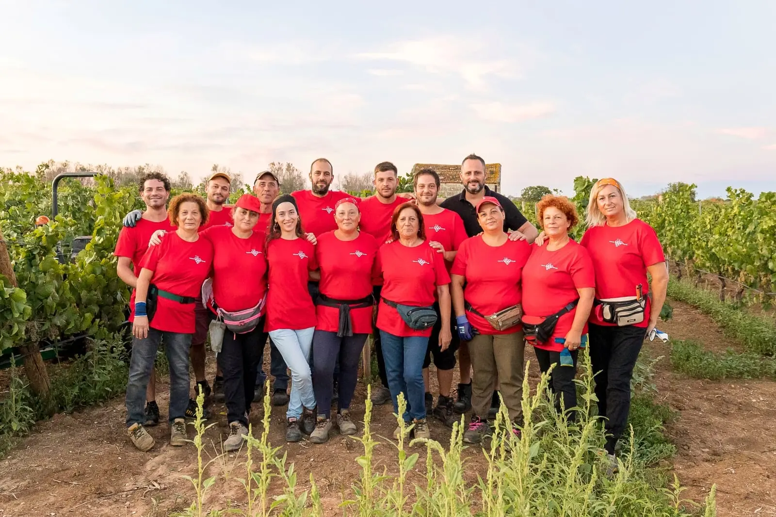 De familie en het team van wijndomein Marulli tussen de wijngaarden