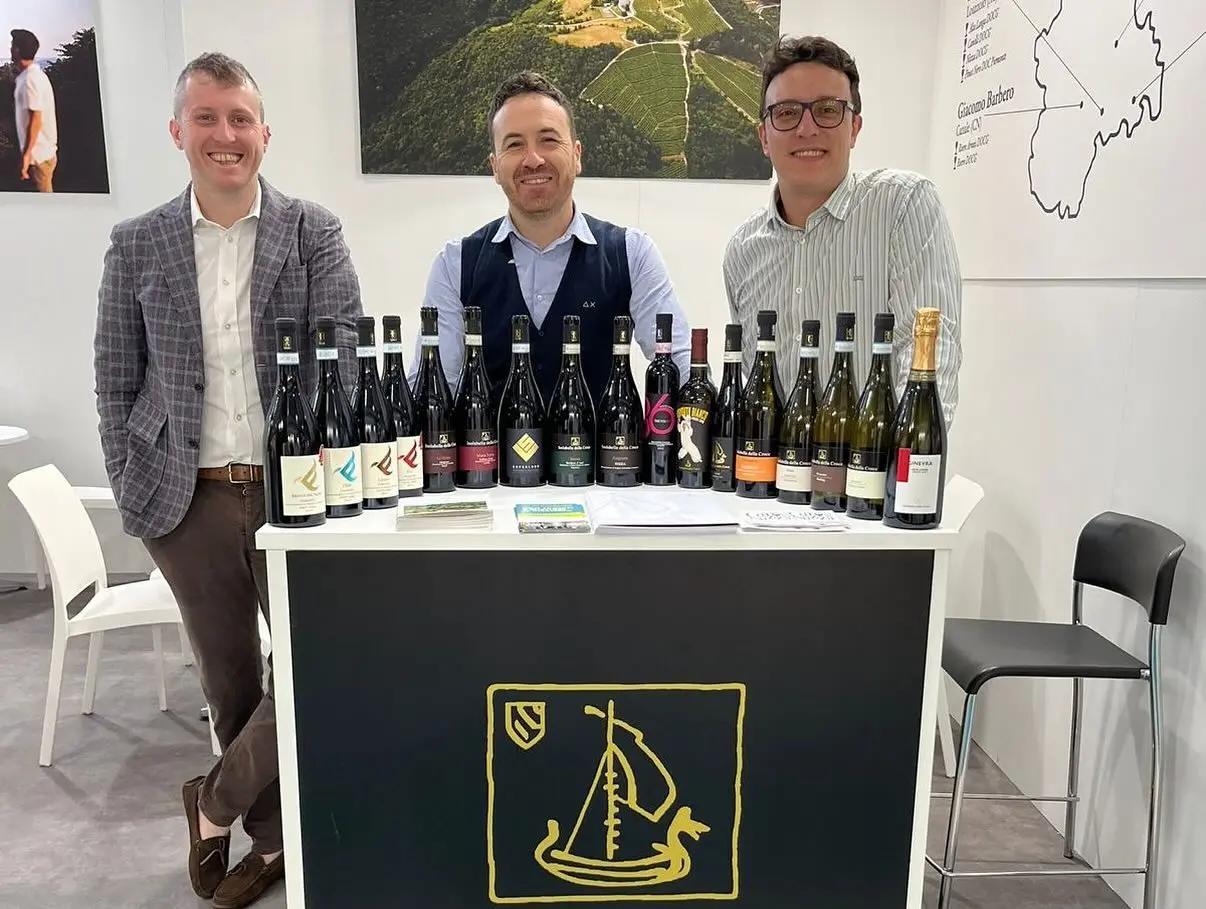 Enoloog Andrea van Isolabella della Croce met links en rechts zijn team wijnmakers uit de Monferrato, Piemonte