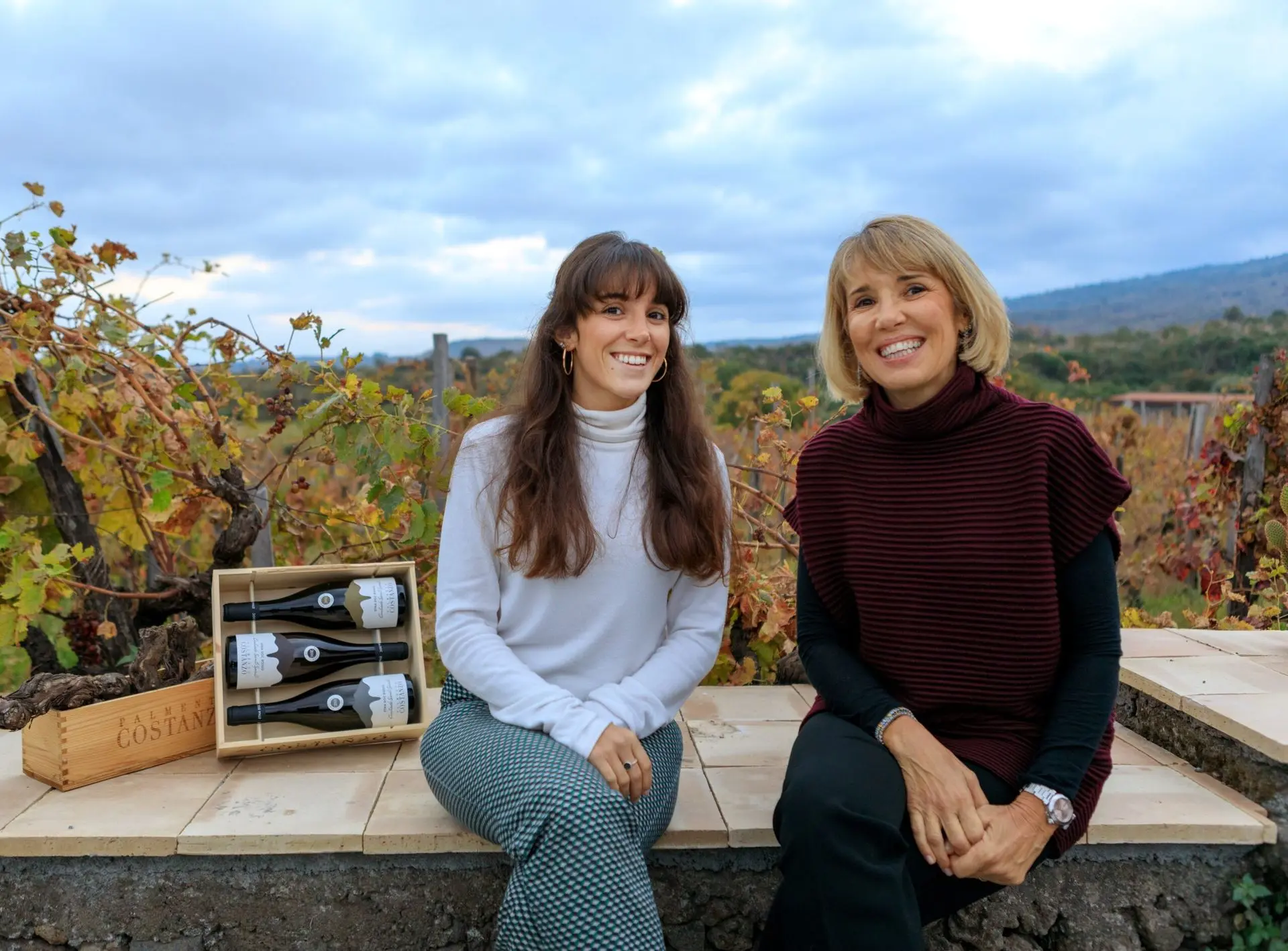 Palmento Costanzo Serena Costanzo en moeder Valeria Agosta huidige generatie vrouwen bij wijngaarden en flessen in houten kist
