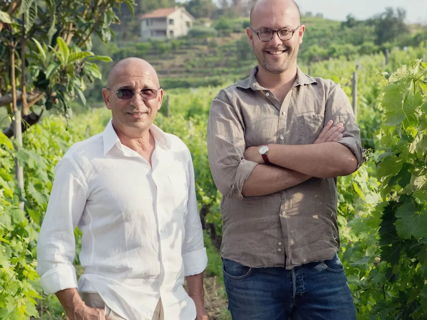 Nicola Laconi en Filippo Rondelli van wijndomein Terre Bianche tussen de wijngaarden in Dolceacqua Ligurië