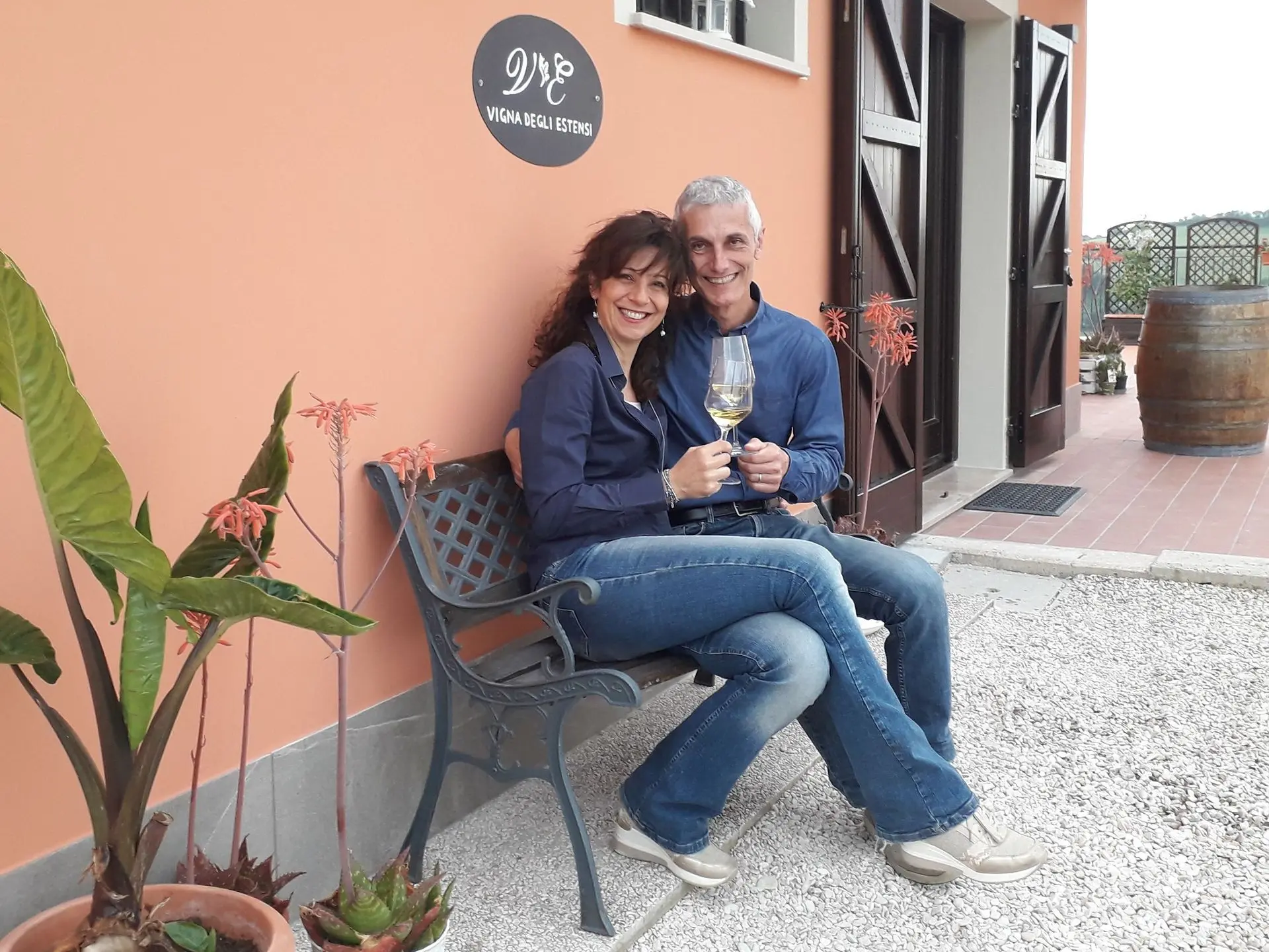 Ontdek de wijnbouwer Vigna degli Estensi uit Le Marche Enoloog en wijnmaker Stefano Bondanelli met zijn vrouw Laura van wijndomein Vigna degli Estensi uit Le Marche