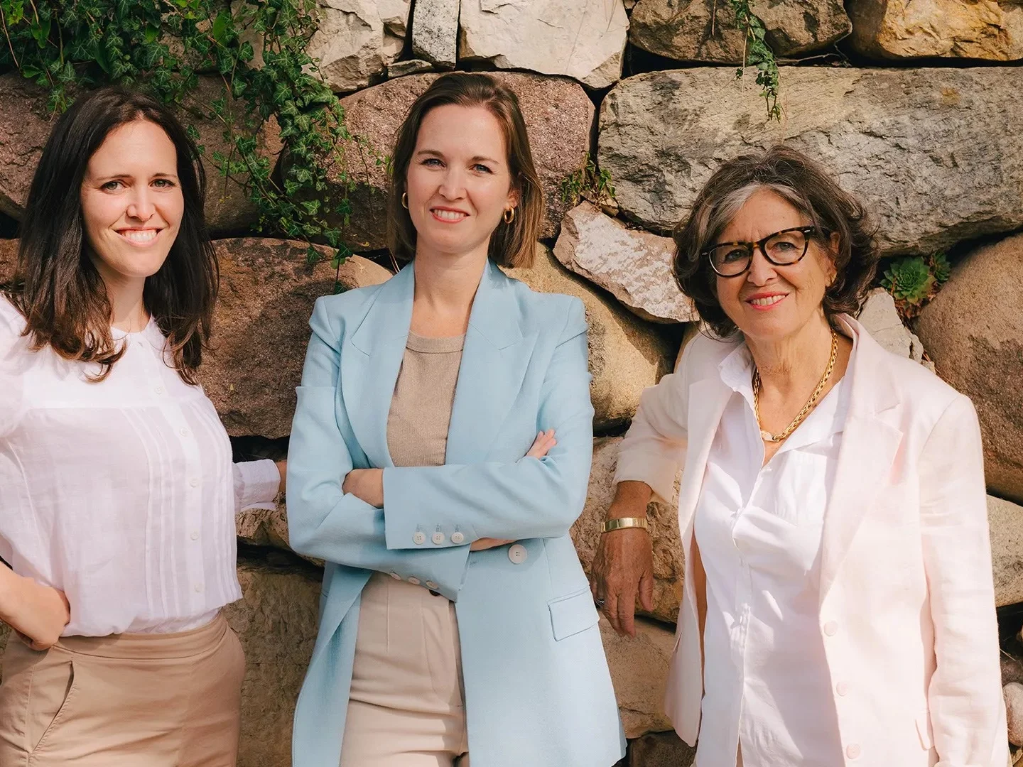 Elena Walch met haar dochters Julia en Karoline Walch, de vijfde generatie van het wijndomein