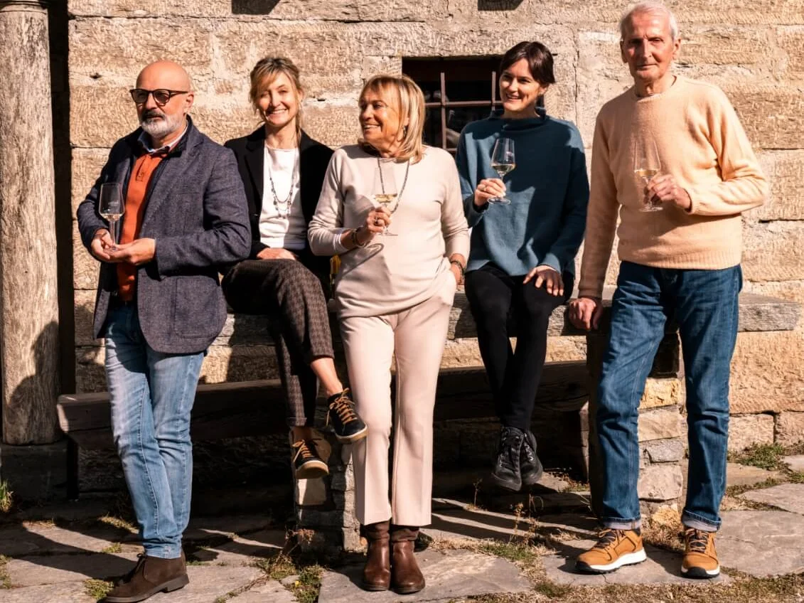De familie Charrère van wijndomein Les Crêtes, met Elena en Eleonora Charrère