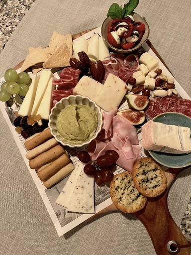 Kaas en charcuterieplank Lara Louise voor 2 personen met fles aangepaste Italiaanse wijn