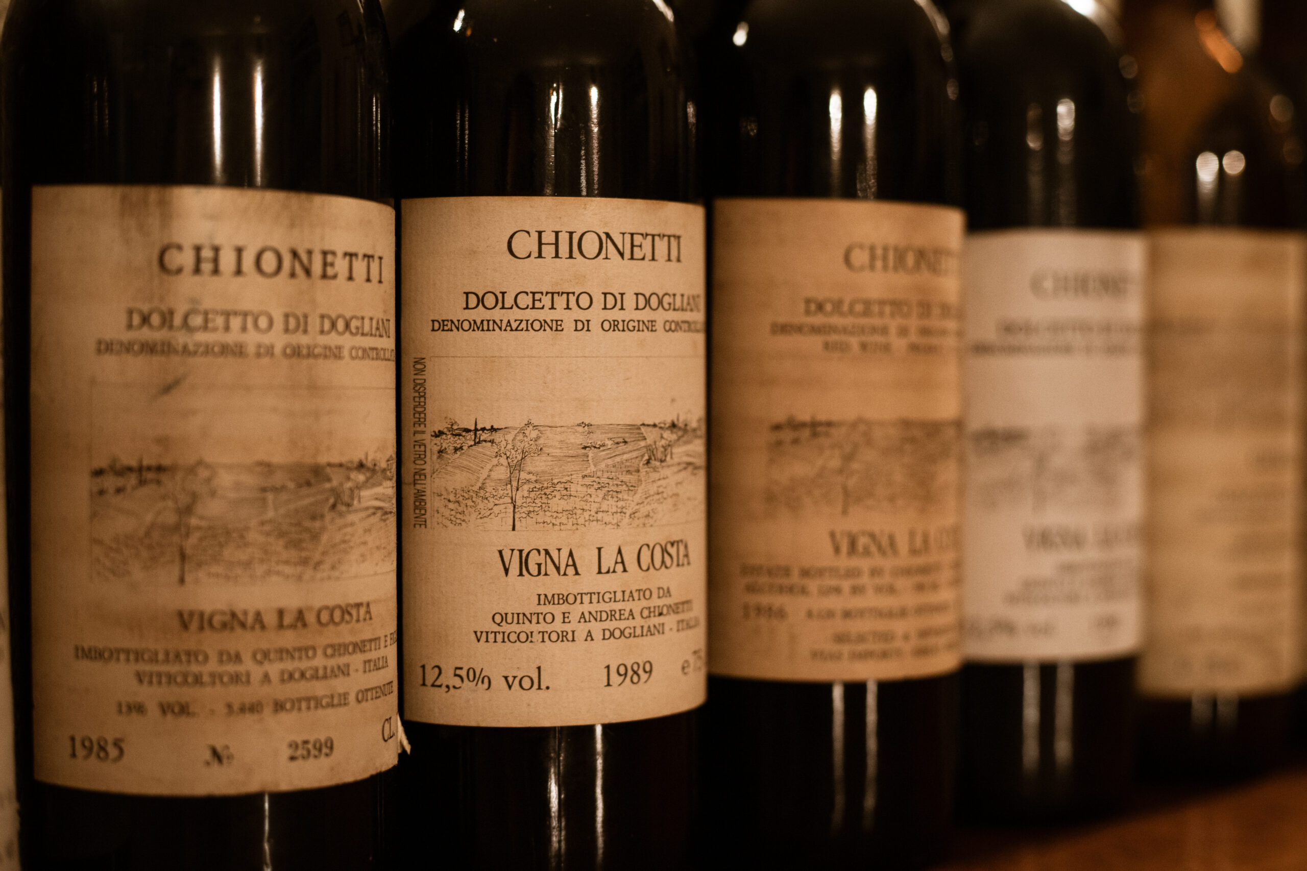 Chionetti Dogliani oude wijnflessen