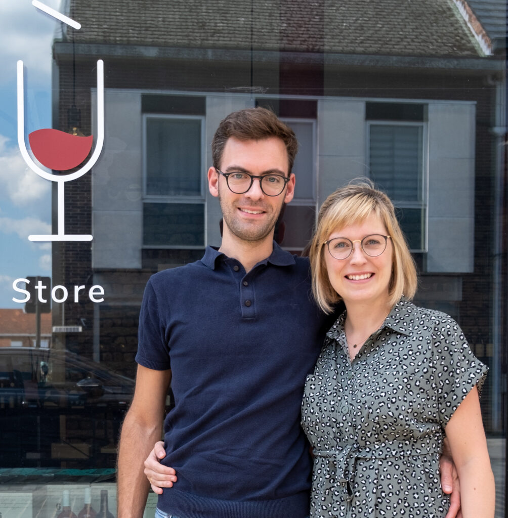 Veerle en Mattias voor de winkel van ENÙ Italian Wine Store in Puurs - Foto David Legrève