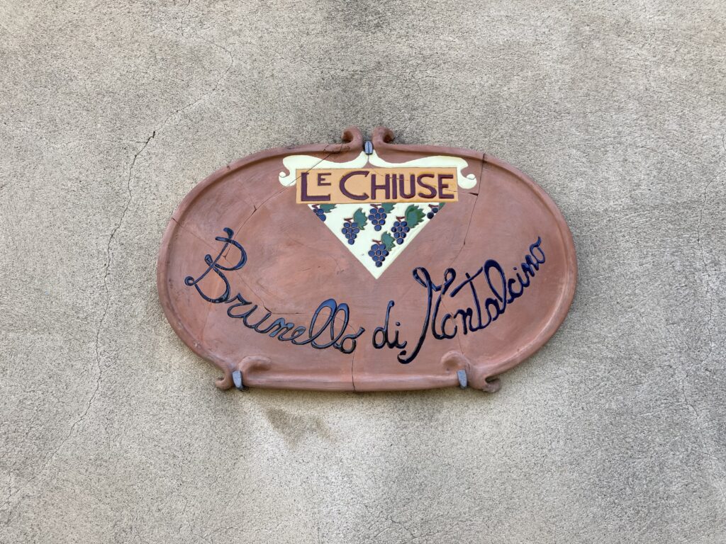 Le Chiuse Brunello di Montalcino logo aan de muur