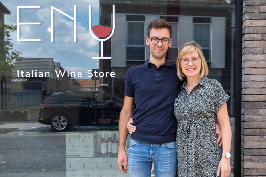 Veerle en Mattias voor de winkel van ENÙ Italian Wine Store in Puurs