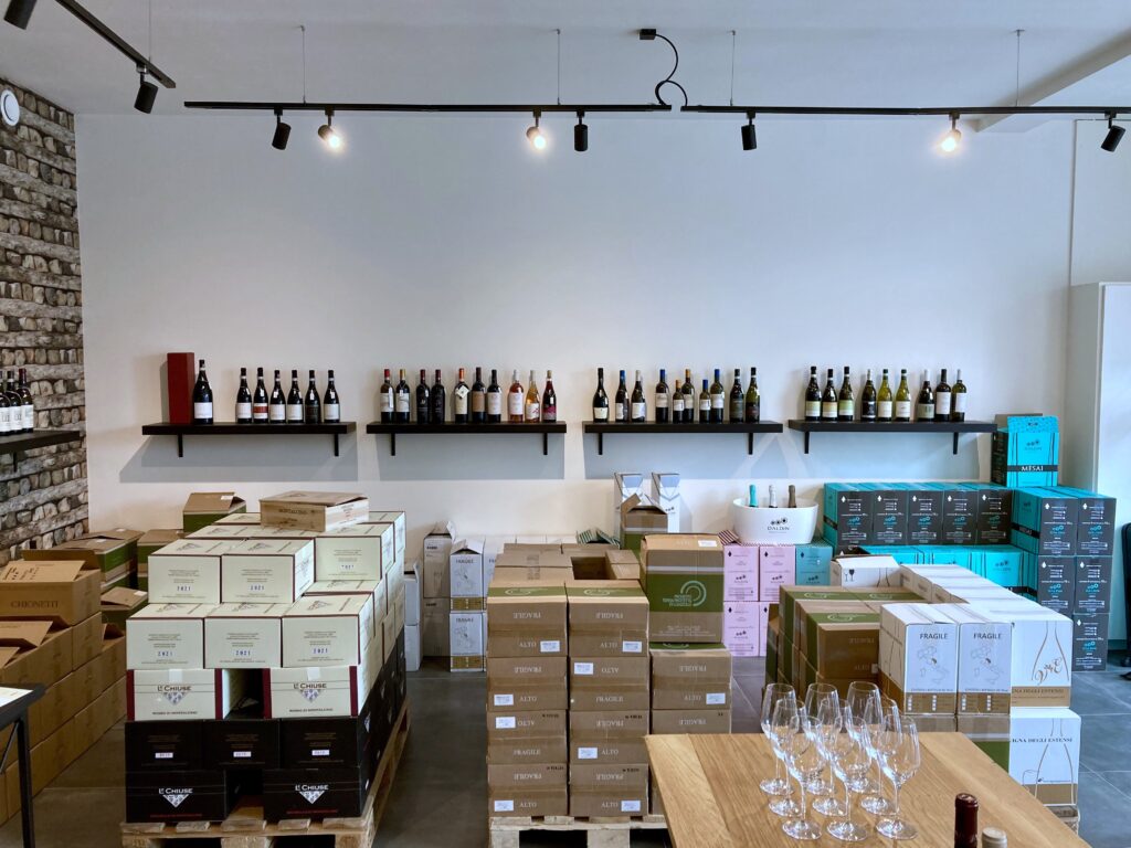 ENÙ Italian Wine Store in Puurs binnenkant van de winkel met proeftafel, wijnen en wijndozen