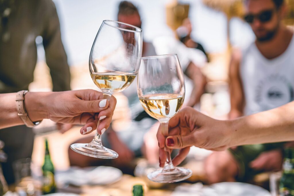 Italiaanse witte wijn twee glazen klinken buiten zon terras evenement